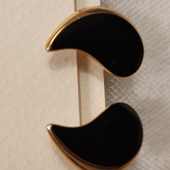 Vintage 1980s Monet Black Enamel and Gold-Tone Teardrop Clip On Earrings - Picture 3 of 11